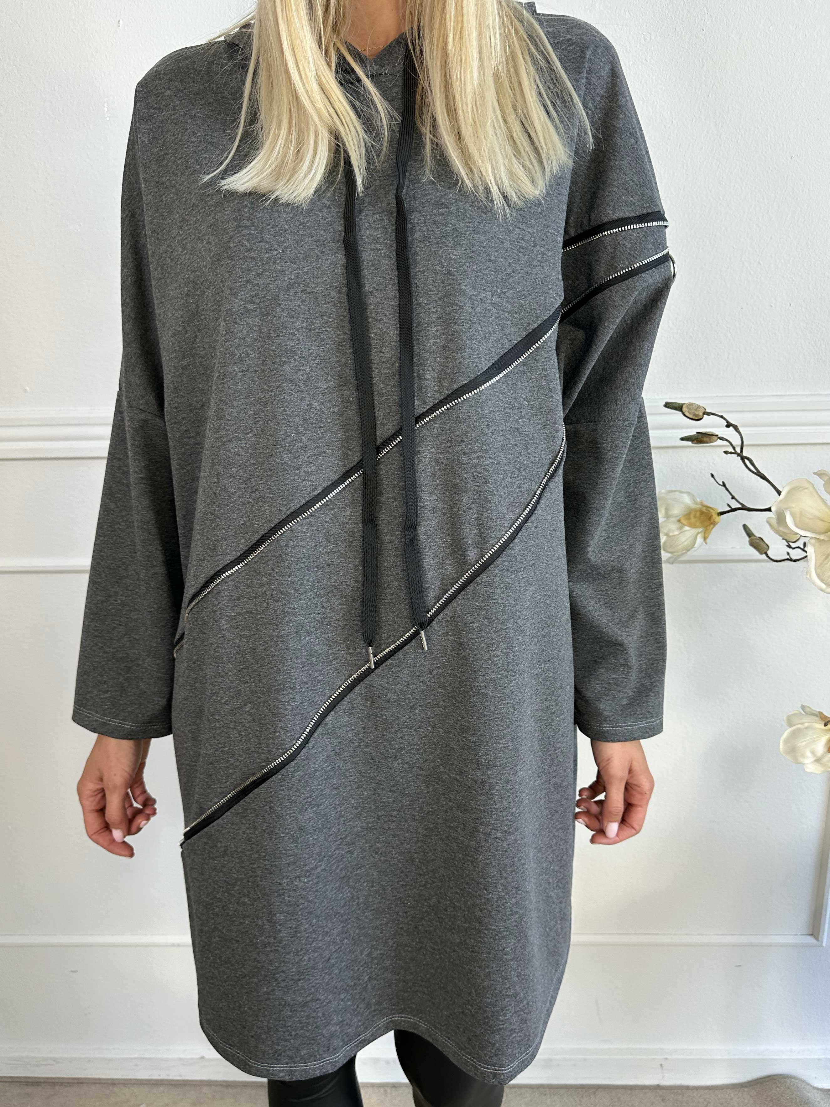 Merah - Hættetrøje med lynlåsdetalje